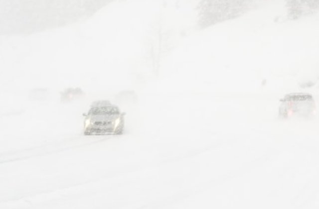 Femeie de 68 de ani, salvata dupa ce a stat izolata 6 zile intr-o masina acoperita in totalitate de zapada/ VIDEO
