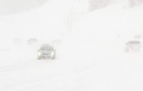 Femeie salvata dupa ce a stat 6 zile intr-o masina acoperita de zapada