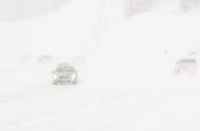 Femeie de 68 de ani, salvata dupa ce a stat izolata 6 zile intr-o masina acoperita in totalitate de zapada/ VIDEO