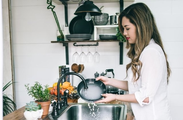 Curatenie eficienta: 10 obiecte din casa care ar trebui sterse zilnic