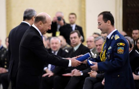 Basescu a decorat opt ofiteri superiori care au "crescut" in "Armata democratica romana"