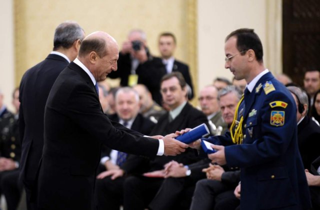 Basescu a decorat opt ofiteri superiori care au "crescut" in "Armata democratica romana"