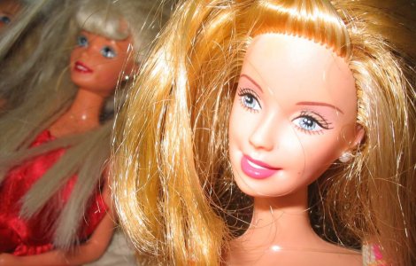 Au mers la bal in cutii de papusi Barbie