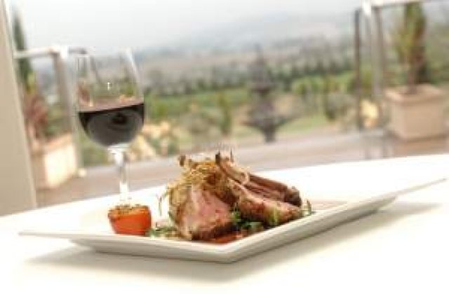 Peste jumatate dintre turistii romani au renuntat la masa de pranz