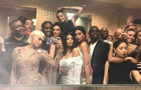 Top  10 cele mai interesante selfie-uri ale celebritatilor