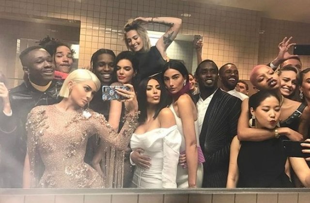 Fara fotografi si blituri prin preajma: 10+ cele mai interesante selfie-uri ale celebritatilor