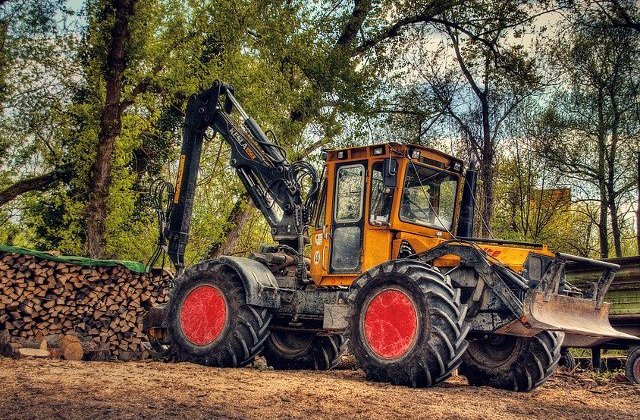 Un barbat de 76 de ani a fost gasit mort in padure, dupa ce s-a rasturnat cu tractorul