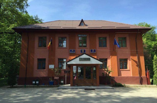 Primarul PNL acuzat ca a facut sex cu doua minore in biroul primariei, suspendat din partid