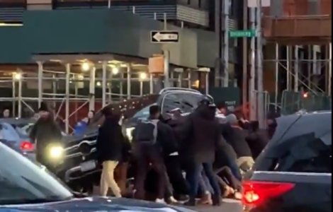 Femeie salvata dupa ce mai multi trecatori ridica masina sub care era