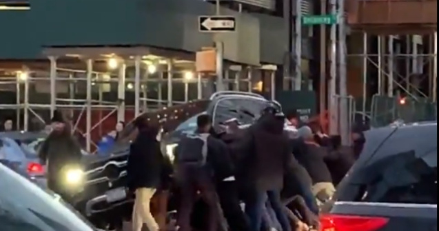 Femeie salvata dupa ce mai multi trecatori ridica masina sub care era