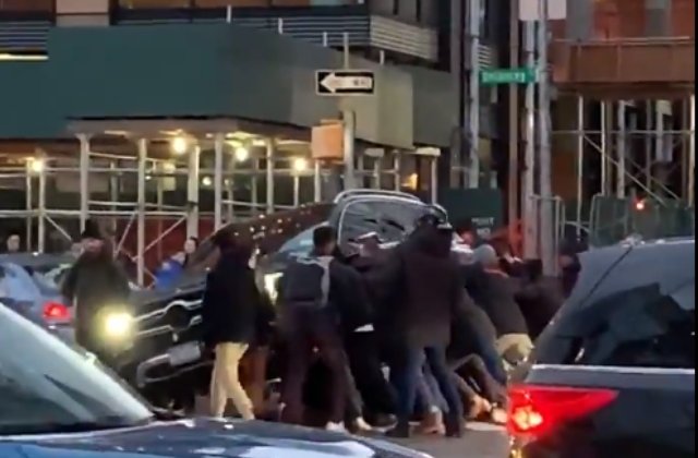 Femeie salvata dupa ce mai multi trecatori ridica masina sub care era prinsa / VIDEO