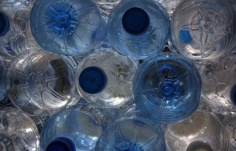 Apa plata imbuteliata, interzisa intr-un orasel australian