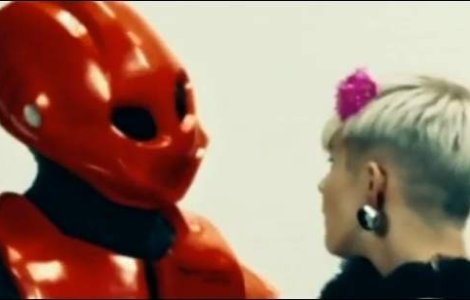 VIDEO: Royksopp, fata si robotul