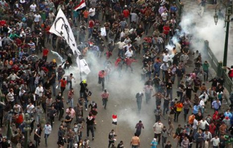 Gaze lacrimogene, lansate impotriva manifestantilor ostili presedintelui, la Cairo