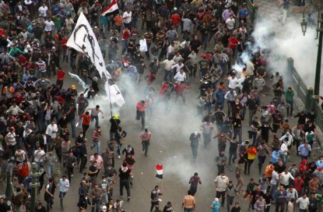 Gaze lacrimogene, lansate impotriva manifestantilor ostili presedintelui, la Cairo