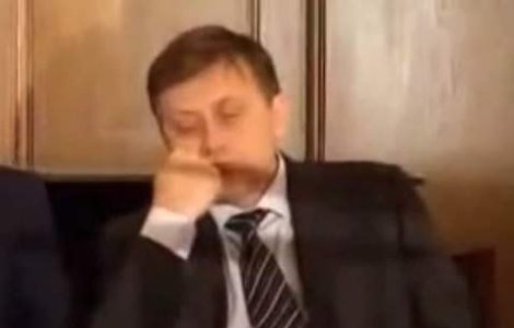  Video  Mos Ene pe la genele lui Antonescu: Liderul PNL a atipit in timpul discursului lui Ponta