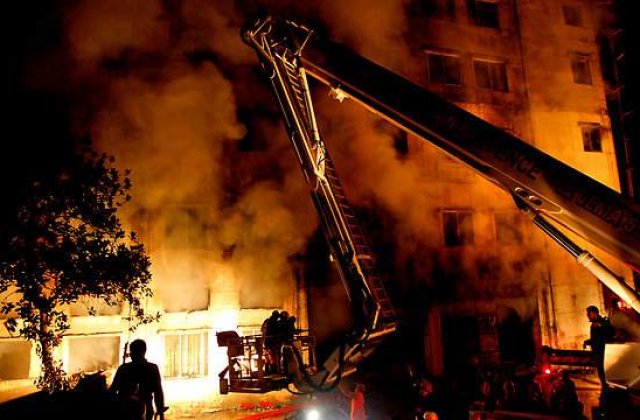 Cel putin 121 de morti intr-un incendiu produs intr-o fabrica de textile din Bangladesh
