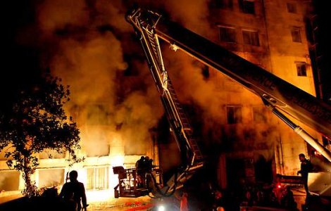 Cel putin 121 de morti intr-un incendiu produs intr-o fabrica de textile din Bangladesh