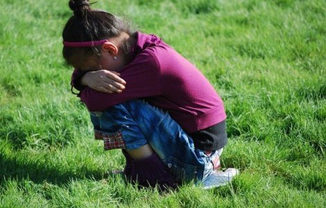 Patru copii au fost lasati desculti si dezbracati in mijlocul iernii