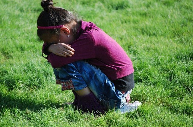 Patru copii lasati desculti si dezbracati in mijlocul iernii de tatal lor, aflat sub influenta alcoolului