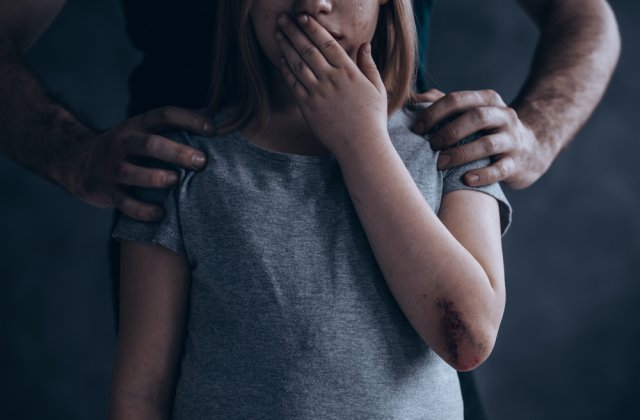 World Vision Romania: Copiii nu ar vorbi cu parintii daca ar fi martorii sau victimele unui abuz sexual