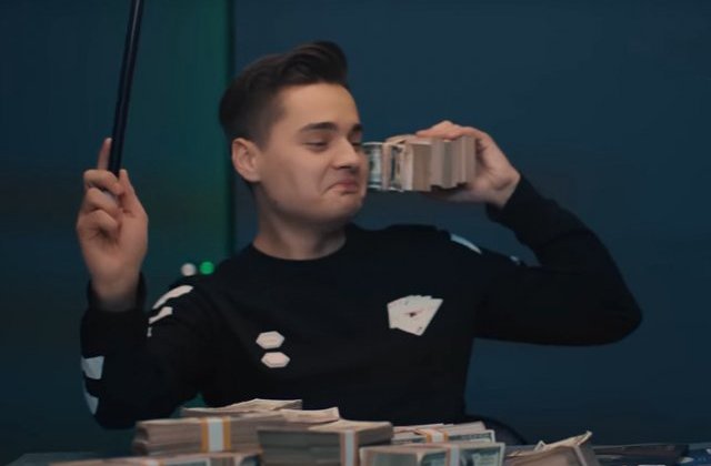 Selly - Idolul noii generatii. Cati bani face vloggerul intr-o singura zi