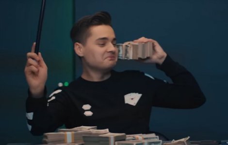 Selly - Idolul noii generatii. Cati bani face vloggerul intr-o singura