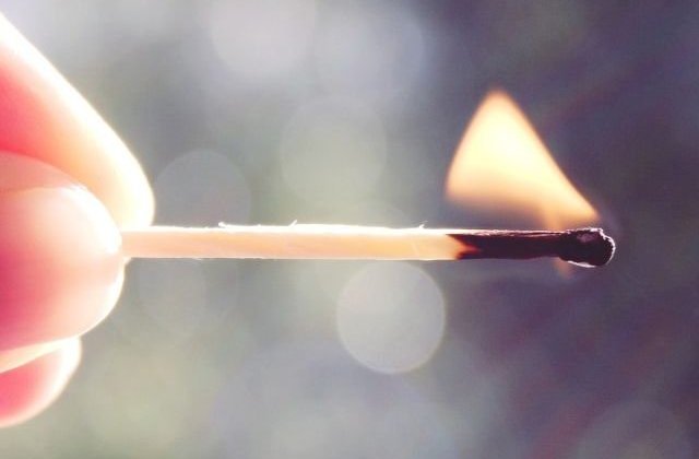 O femeie a fost stropita cu benzina si mai apoi arsa de catre concubinul sau