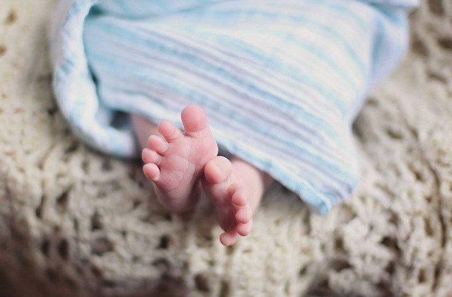 Un bebelus de trei zile a fost abandonat intr-o cutie