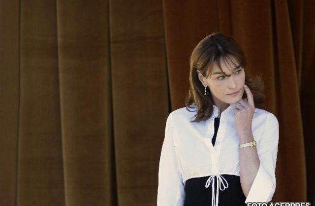 Noua pasiune a presei italiene: Carla Bruni, acuzata de snobism la G8