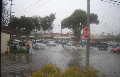 Strazi si case inundate in Capitala