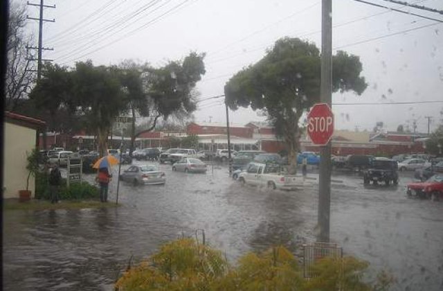 Strazi si case inundate in Capitala