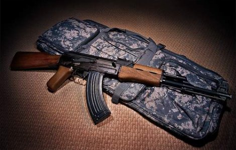 Un barbat impuscat in cap si in piept, gasit de Politie intr-o masina aflata in sectorul 3