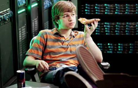  Video  SCANDAL: Pustiul din "Doi barbati si jumatate" numeste serialul o MIZERIE