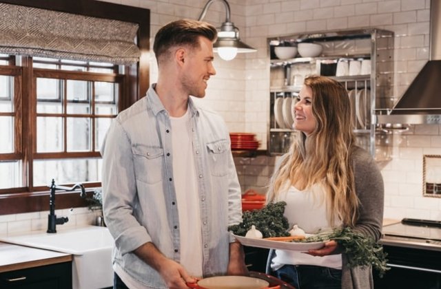 Probleme in cuplu: 9 schimbari care apar intr-o relatie cand partenerii se muta impreuna