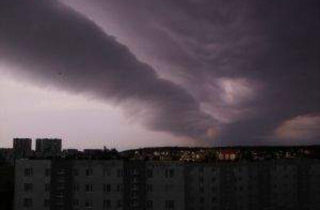 Filmul "2012" s-a adeverit, in parte: Anul a fost marcat de fenomene meteo extreme