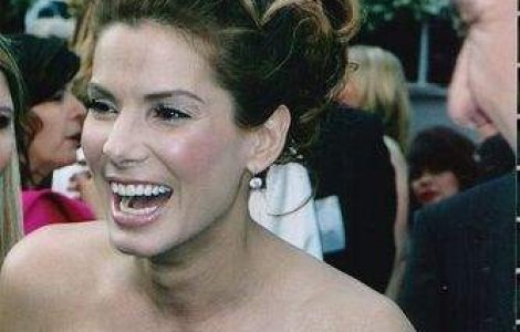 Sandra Bullock vrea sa apara goala in toate filmele