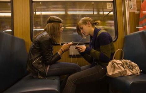 Cum consuma tinerii media?