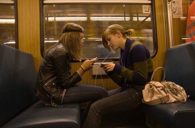 Cum consuma tinerii media?