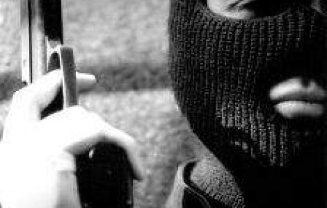 Atac al insurgentilor talibani asupra unei baze NATO din orasul afgan Jalalabad