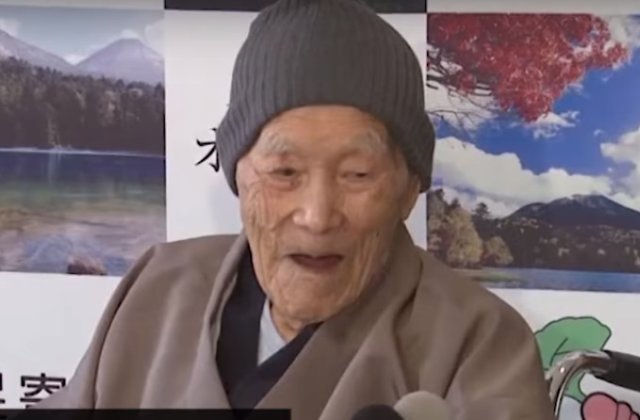 Cel mai varstnic barbat din lume - un japonez de 112 ani. Are cinci copii, 12 nepoti si 16 stranepoti /VIDEO