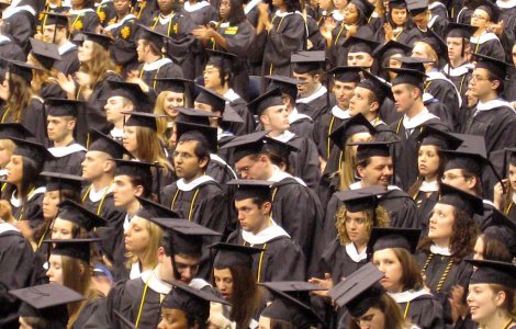 100.000 de absolventi trebuie sa dea din nou licenta