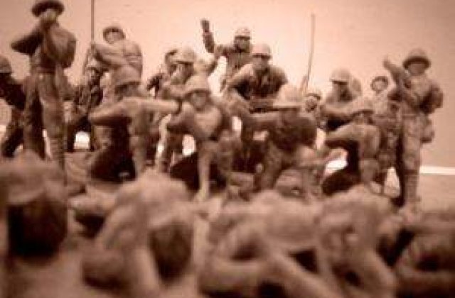 "Mortal Kombat" in politica: Sustinatorii lui Diaconescu vs. sustinatorii lui Ponta