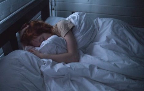 Medicii spun ca este cea mai nesanatoasa pozitie de somn. Cum sa nu dormi niciodata