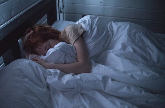 Medicii spun ca este cea mai nesanatoasa pozitie de somn. Cum sa nu dormi niciodata
