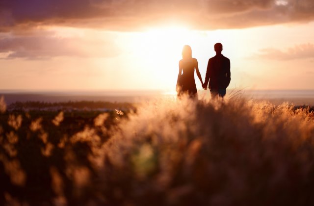 Cum stii daca te iubeste cu adevarat? 7 lucruri pe care barbatii le fac atunci cand sunt indragostiti