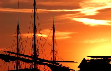 Piratii somalezi au eliberat nava cu 11 marinari romani la bord