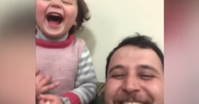 Un tata si-a invatat fetita sa rada de fiecare data cand aude o bomba