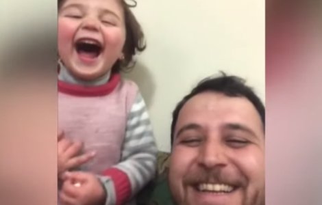 Un tata si-a invatat fetita sa rada de fiecare data cand aude o bomba