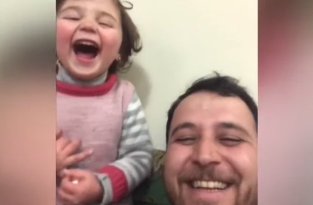 Un tata si-a invatat fetita sa rada de fiecare data cand aude o bomba in Siria